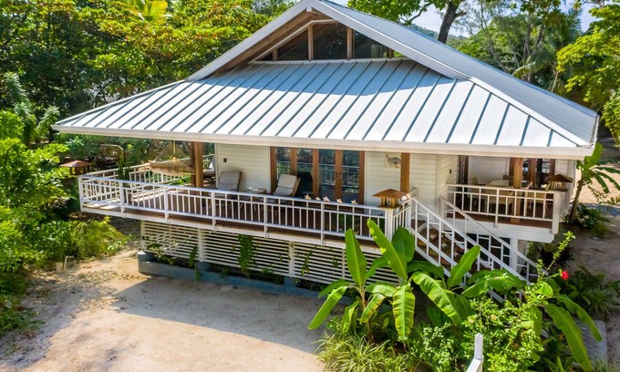 Palmetto Bay House | Private Beachfront Bungalow – Gated Community, Prime Roatán Location Awaits!