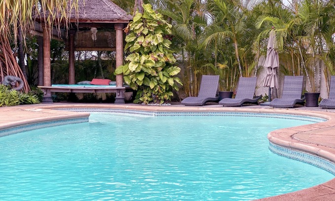Portlock Villa | Private Boutique Resort in Hawaiian Paradise-Lush Backyard, Pool, Wifi & BBQ!