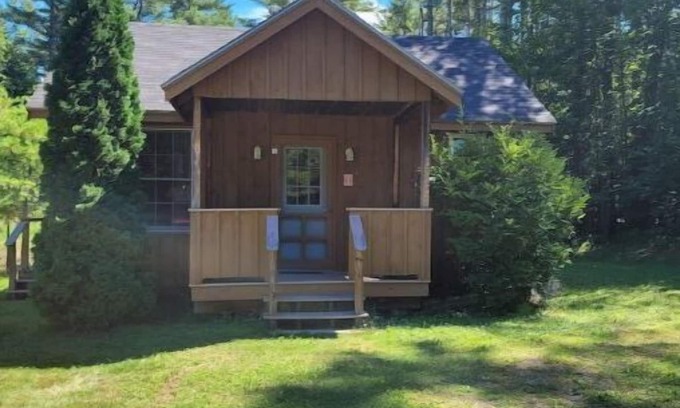 Wolfeboro Cabin | Private Cabin with access to Rust Pond Ferris