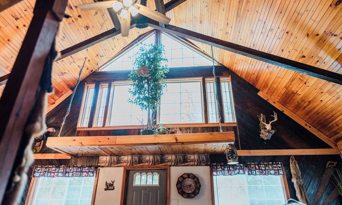 Arcadia Cabin | Private Cabin with Hot Tub, in Cherry Tree, 10 mins from The Roost Event Center