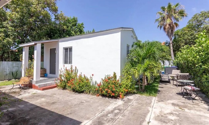 The Roads House | Private Charming Guesthouse in Little Havana