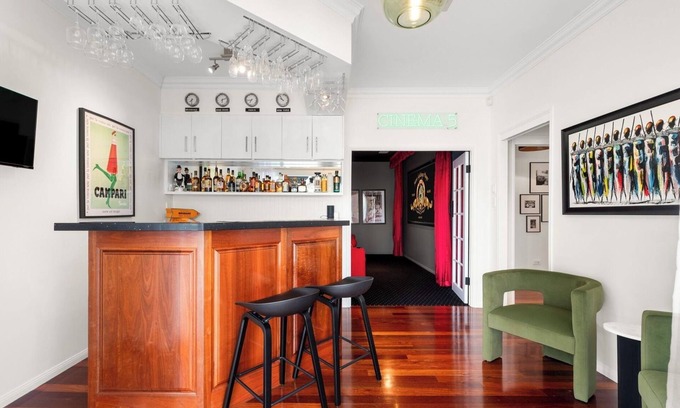 Balmoral House | Private Cinemas, Bar & BBQ; Stylish Getaway 4 Bedroom 2.5 Baths