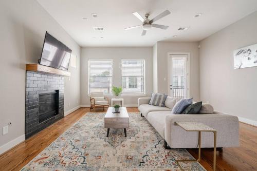 MacGregor House | Private, city view , 5 beds, 2 balconies, Jacuzzi