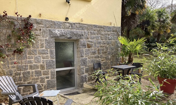 Begard Cottage | Private cottage in a wooded park!