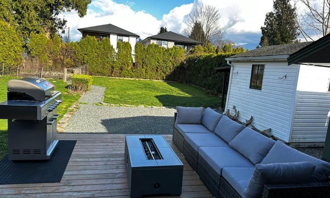 Chilliwack Proper Village West House | Private Cozy A/C Home with a large Patio &Backyard