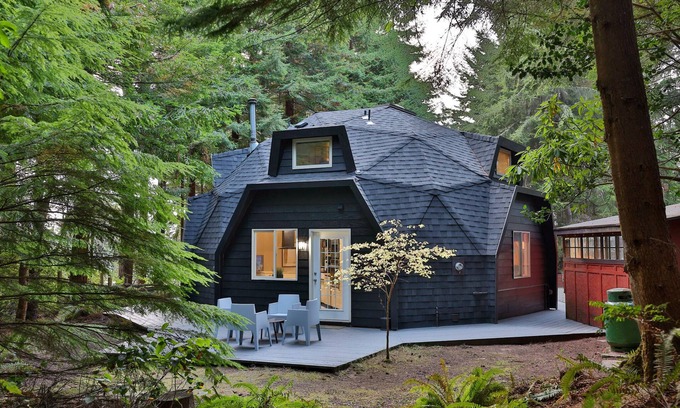 Coos Bay House | Private Dome Hidden in the Trees