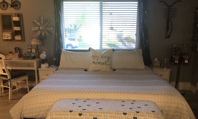 Boulder City Apartment | Private entrance king bed, Wi-Fi, lots of amenities Kayaks and bikes