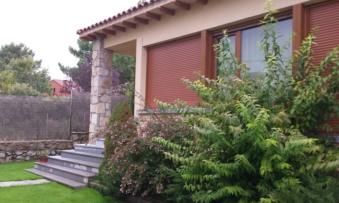 Las Navas Del Marques Ski Chalet | Private garden and pool, barbecue. Nature with charm