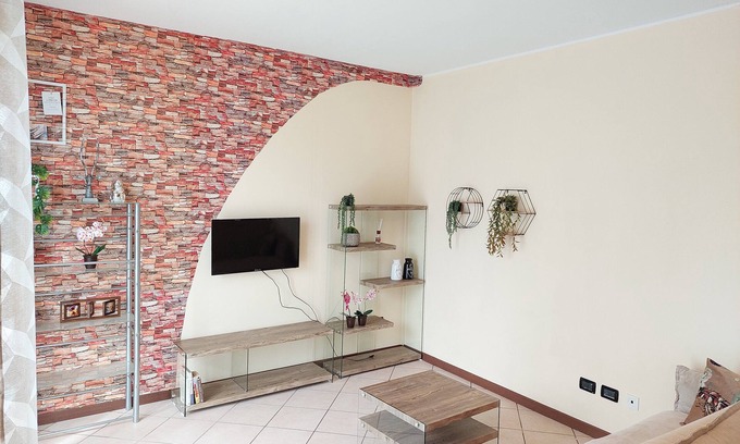 Somma Lombardo House | [private garden] - convenient for Malpensa and Milan