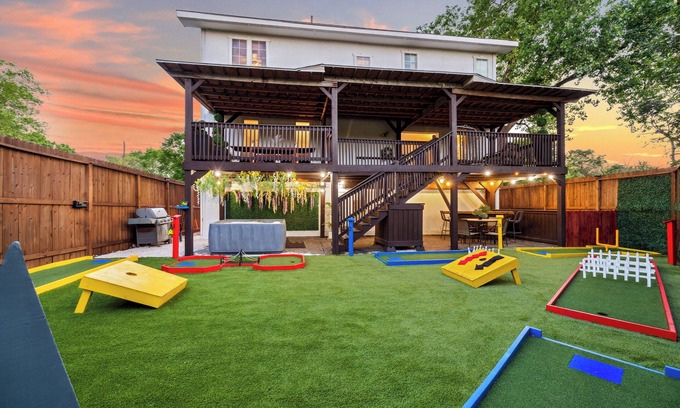 Northside House | Private Gated Estate | Hot tub | Mini Golf | Theatre | Games