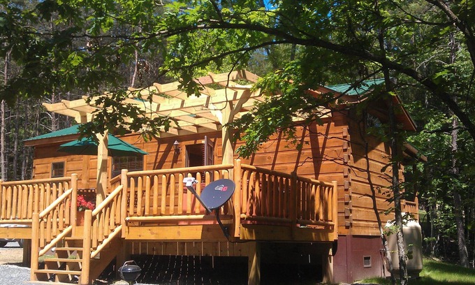 Berkeley Springs Cabin | Private getaway w/hot tub, wifi. Secluded amongst trees & near Sleepy Creek.