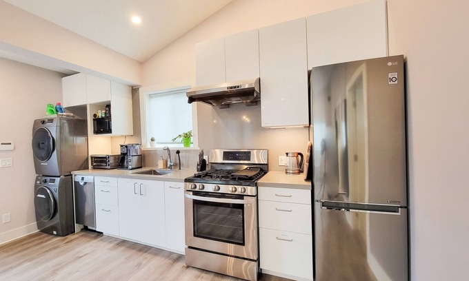 Knight House | ☀Private Guest Home Filled w/Natural Light☀ Central Vancouver ☆ Kensington Park