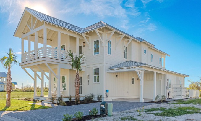 Port Aransas House | Private Heated Pool, Resort Pools, Golf Cart Boardwalk to the Beach
