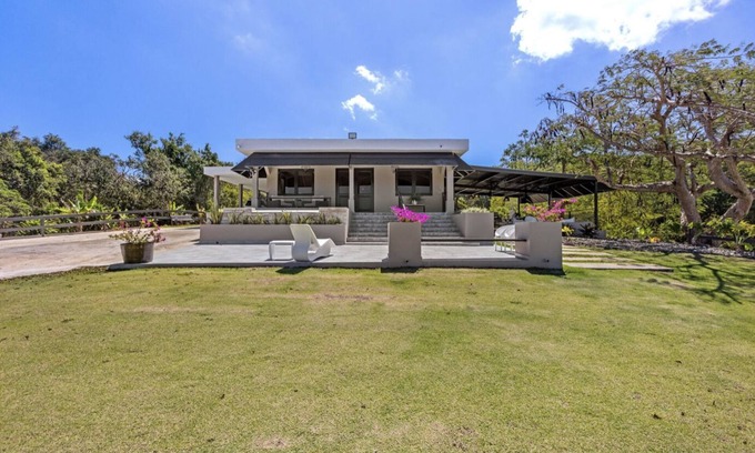 Tierras Nuevas Poniente House | Private Hill surrounded by natural mountains, neighbored to secluded beaches.