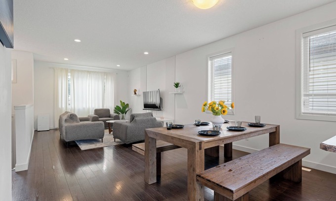 Jasper Place House | Private Home|AC|Deck|BBQ|Fenced Yard|Close WEM