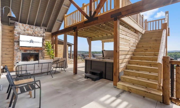 Table Rock House | Private Hot Tub-Free Attraction Tickets-Lake Lookout-Community Indoor & Outdoor Pools