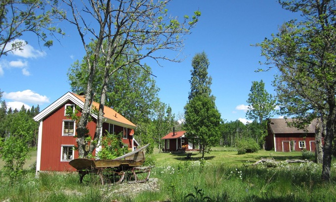 Ramkvilla Cottage | Private lake access + pier Garden sauna Secluded location Natural grounds Fireplace bedroom