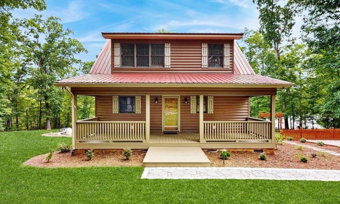 Wise Cabin | Private lakefront hideaway with dock, swing bench, remote work desk, & AC