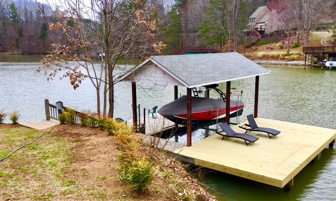 Goodview House | PRIVATE LAKEFRONT RETREAT HOTTUB KAYAKS GAME ROOM THEATER FIREPLACE