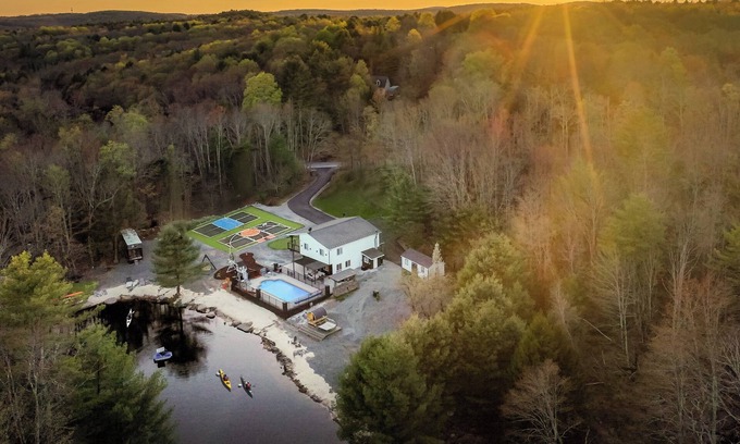 Woodbourne House | Private Lakeside Paradise - Pool/2Hot tub/Sauna/RV/Pickleball/Basketball