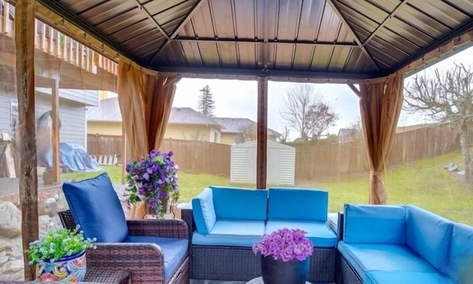 Graham House | Private Lower Level 1 Bed. HotTub,Sauna,Gym
