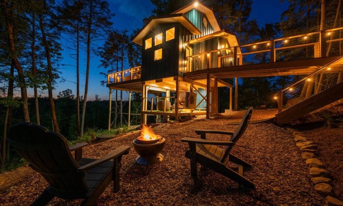 Campton Apartment | Private Lux Getaway/Hot-Tub/Net Loft - Birdhouse