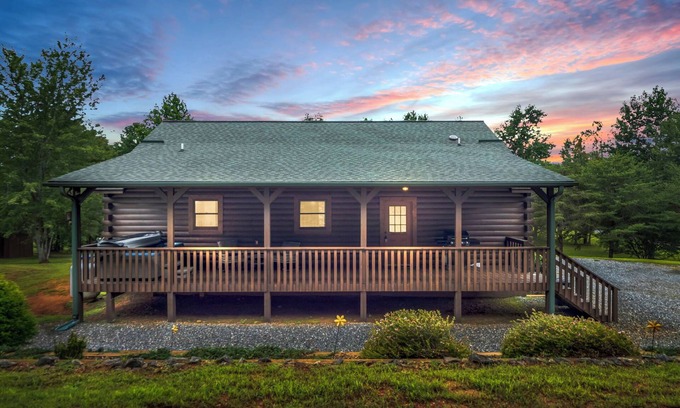 Vein Mountain Cabin | Private Mountain Cabin w/Hot Tub, Trails & Cozy Firepit