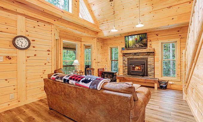 Hendersonville Cabin | Private newer log cabin near Hendersonville and the Dupont State Forest