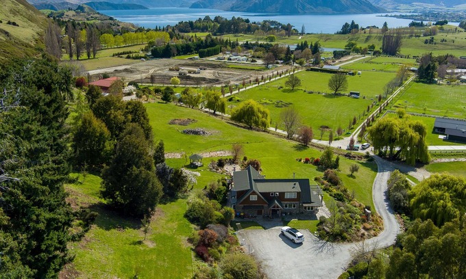 Wanaka House | Private Oasis with extensive mountain and lake views, 3 minutes to town.