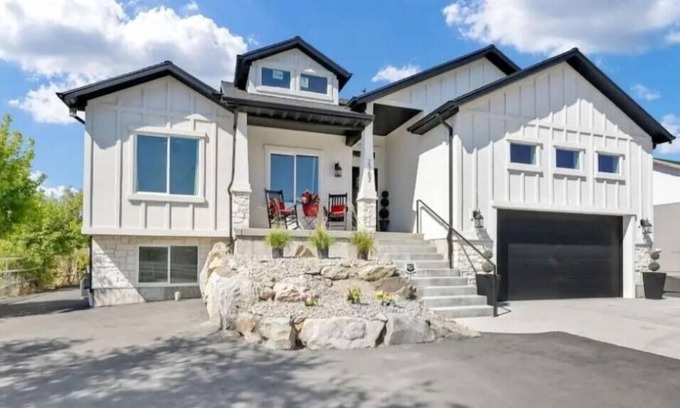 West Haven House | Private Pickleball Court, Hot tub, Pool table, Firepit, BBQ grill, Sleeps 14