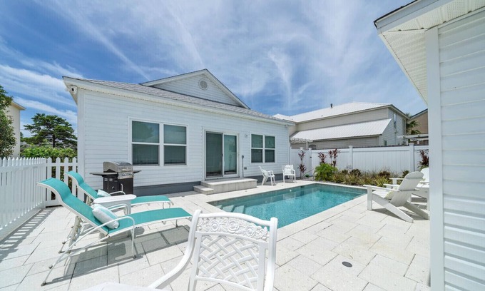 Fort Walton Beach - Destin Cottage | Private Pool, 2 blocks to beach & 1 bloc to The Henderson, great location