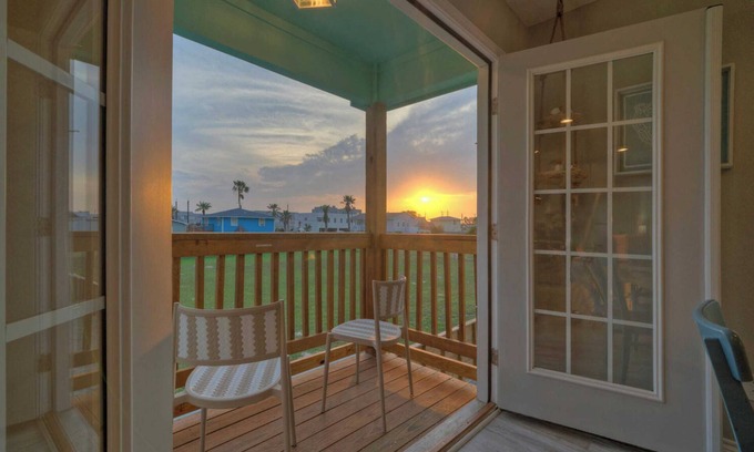 Old Town Cottage | Private Pool, Free Golf Cart, 3 Blocks to Town! Tequila Tides by Avantstay
