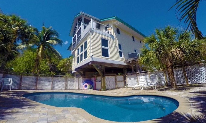 Jose's Hideaway House | Private Pool Home Spectacular Sunsets Steps from the Beaches & StarLink Internet