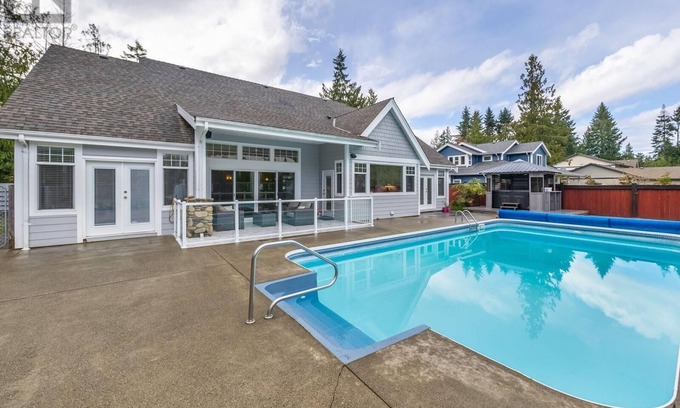 Regional District of Nanaimo House | Private pool house