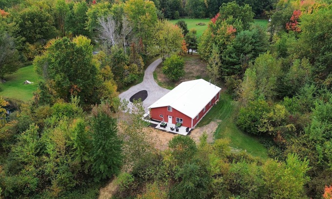 Johnstown House | Private & quiet bardominium in Johnstown with woods & trails. Prime location!