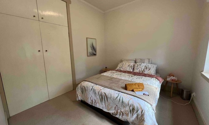 McKinnon House | Private Room in cosy house - 5min from Station