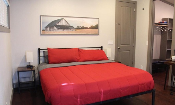Cross Mountain House | Private Room - Pet friendly, Close to Fiesta Texas, SeaWorld, Riverwalk and more