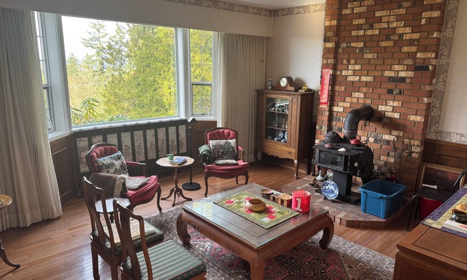 North Saanich Apartment | Private Rooms in an Ocean and Mountain View home