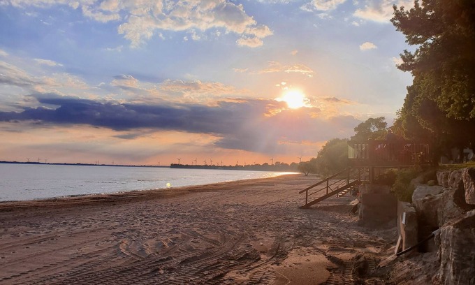 Wainfleet Cottage | Private sand beach. Lakeview. Spacious LongBeachCottages.com – Cottage #8