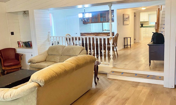 North Bay House | PRIVATE SANDY BEACH- LAKE NIPISSING