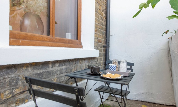 Stratford Apartment | Private & Secluded City Garden Flat