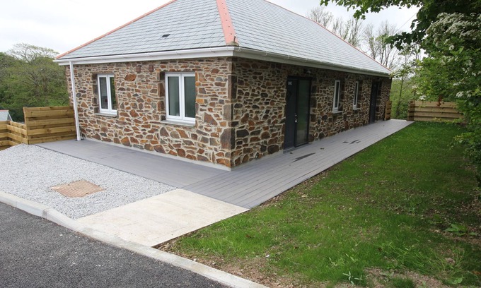 Redruth House | Private spacious house 5 mins by car to the beach