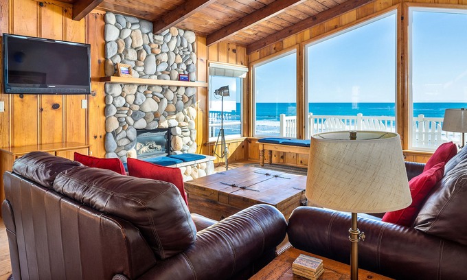 Cayucos House | Private stairs to beach on Pacific Ave walk to town