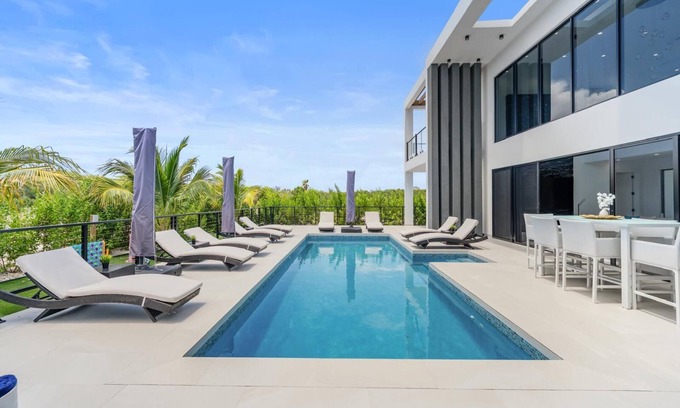 Long Bay Hills Villa | Private Villa Stay with Pool, BBQ and Beach Nearby