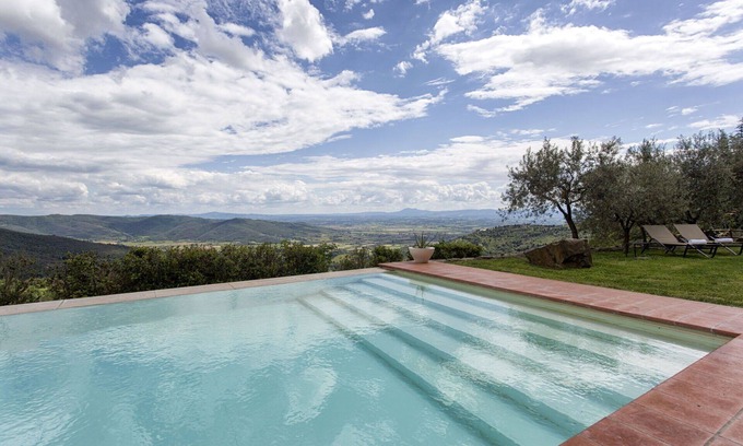 Cortona Villa | Private Villa with sauna, A/C, hot tub, pool, WIFI, TV, terrace, panoramic view, close to Cortona