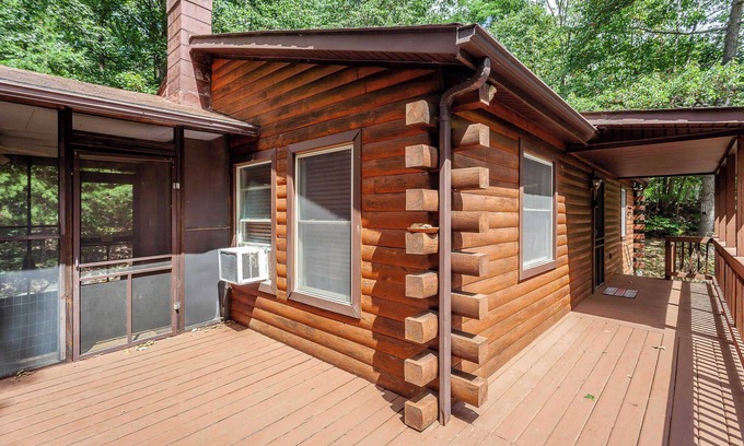 Luray Cabin | Private w Screened Porch, Deck & Pet-Friendly!