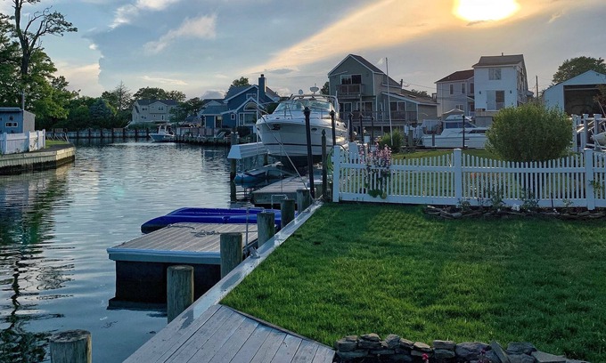 Seaford Apartment | Private Waterfront Loft, Minutes to the Beach