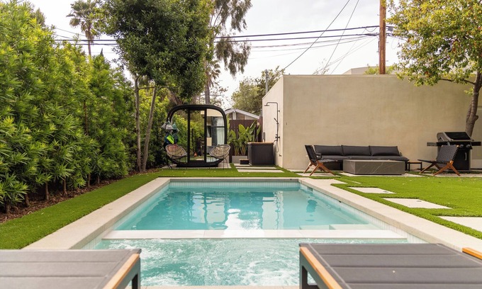 Venice House | Private wellness home with pool, sauna, & cold plunge - in the center of Venice.