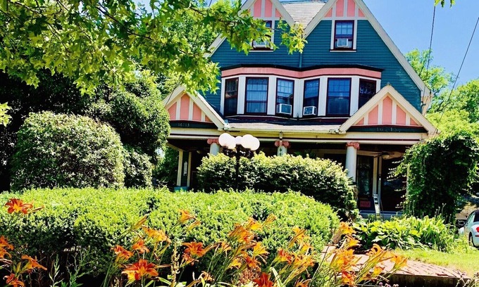 Lakewood House | Prominent Pampering Victorian 3400 sq ft Sleeps 4-10 -