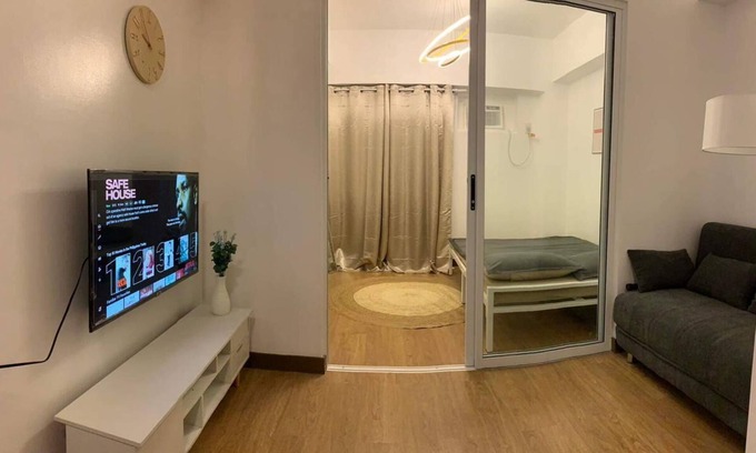 Cubao Apartment | Promo! BNew accessible 1BR condo w/city view